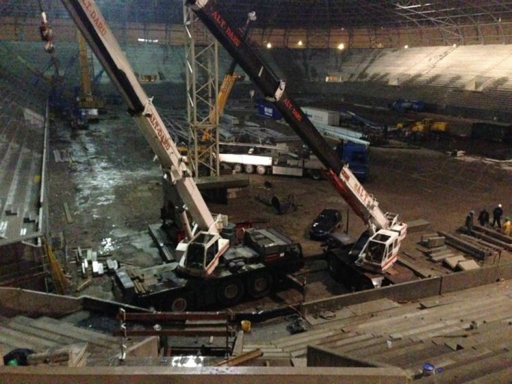 Daruink munka közben